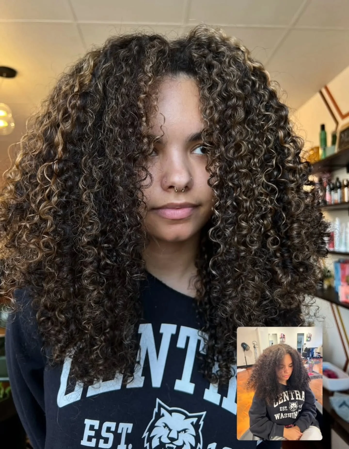 Before &amp; After ✨️ soft dimensional highlights by @sipesstudios 

#curlycolor #curlyhighlights #tacomacurly #tacomacurlspecialist #lakewoodcurlspecialist #dimensionalbrunette #tacomacurly #thehivehairstudio