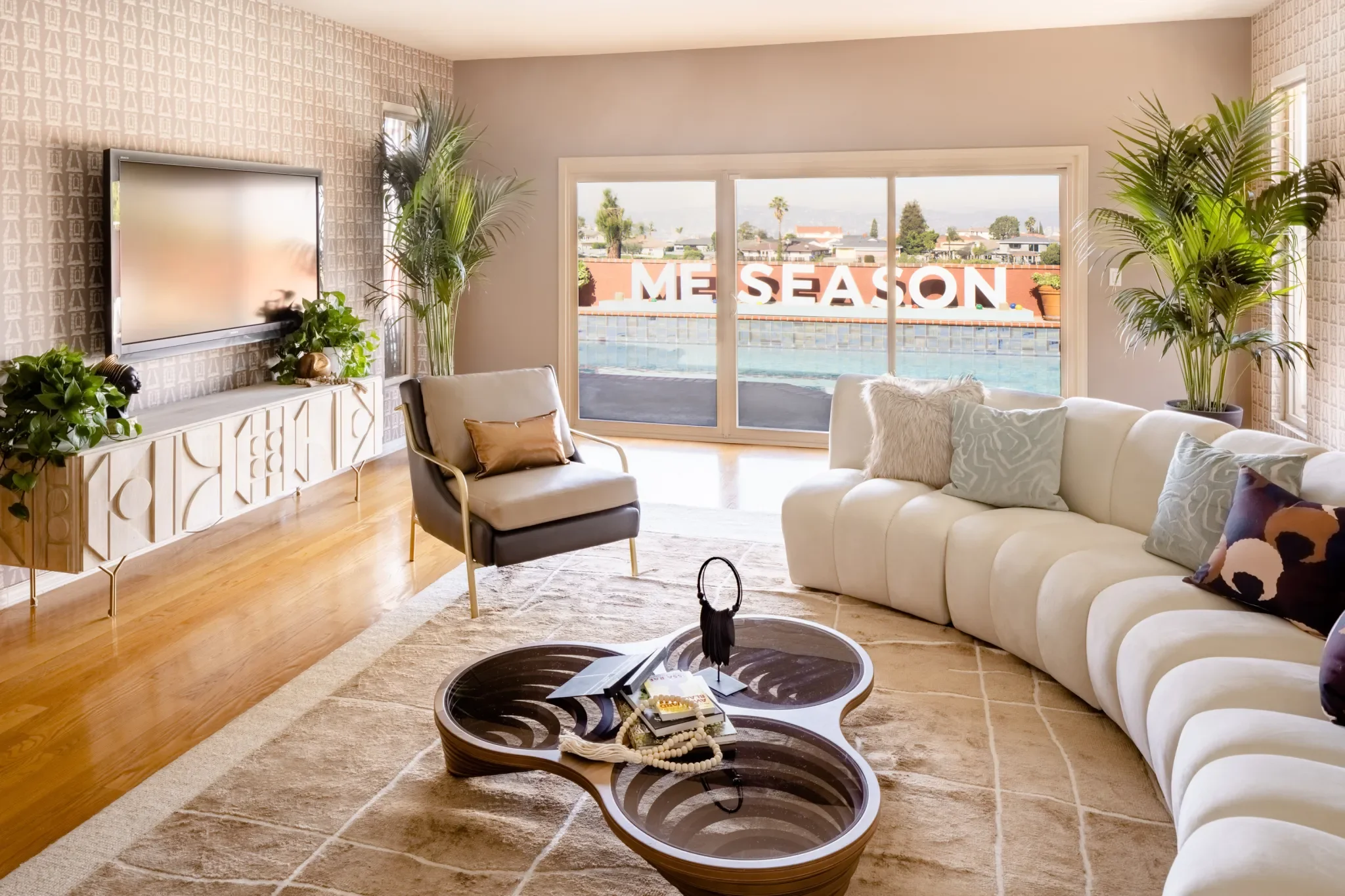 Issa-Rae-Airbnb-11-Living-Room-Credit-Sean-Costello.webp