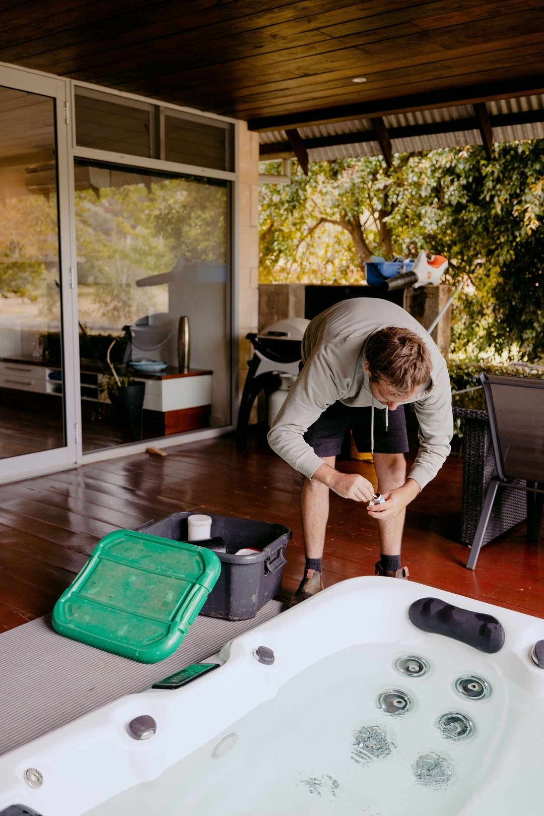 BTS 📸 📸 We managed to get a snap of Ben in action, cleaning and testing one of our lakehouse villa spas!

Each spa is cleaned and tested thoroughly before your arrival, guaranteeing the perfect conditions for you to slip right in.