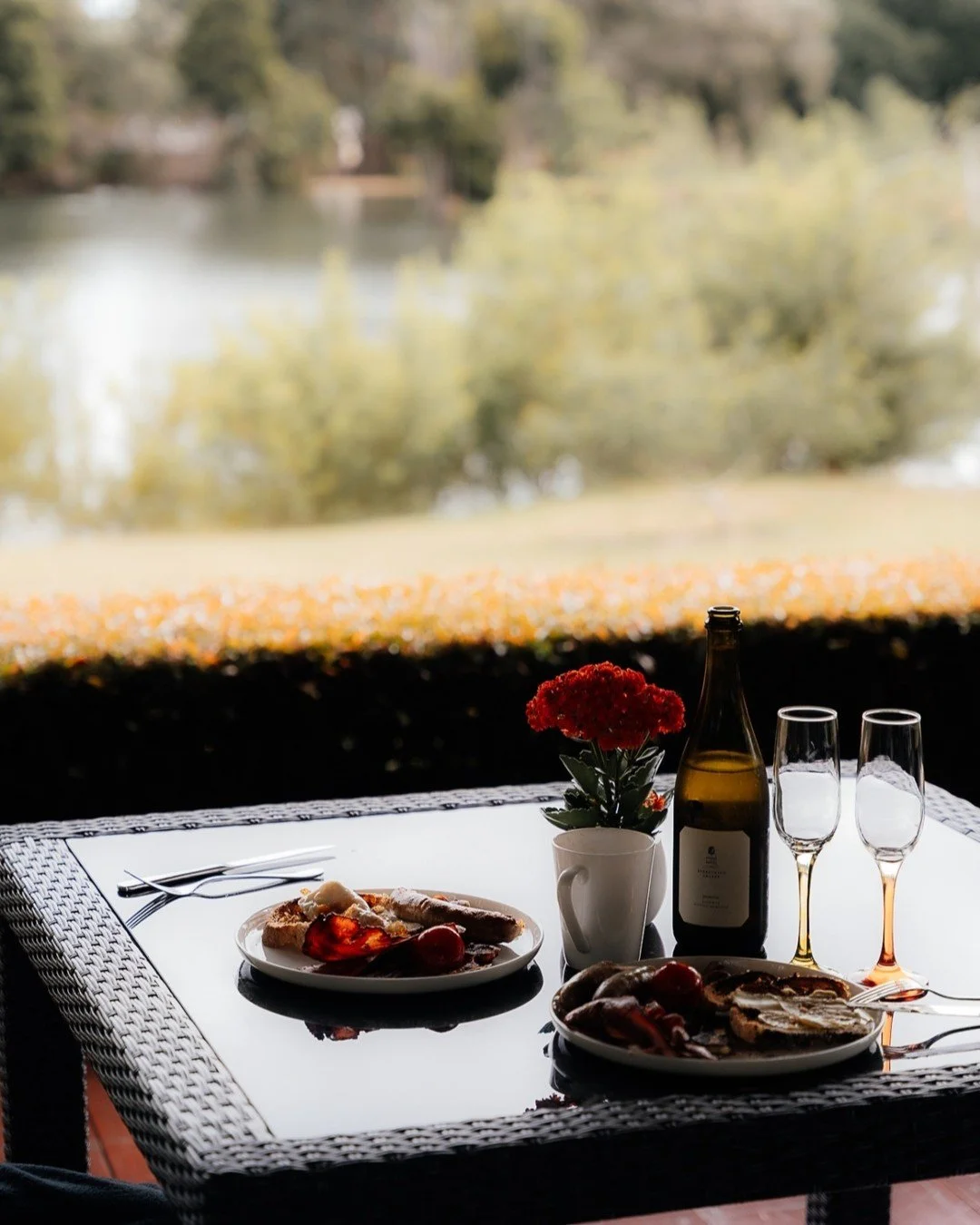 Dream summer days look a bit like this 🌿✨
Slow mornings, a wholesome breakfast, and a view you&rsquo;ll never want to leave.

Book Direct &amp; Save
www.losariretreat.com.au

#losariretreat #margaretriveraccommodation #margaretriver #accommodationma