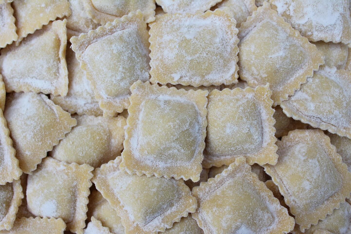 What&rsquo;s better than fresh ravioli? ➡️ Fresh ravioli made with our fresh, homemade fillings 😍

Try a variety of our fresh ravioli at these local markets 👇

@tandcmarkets 
@marketimefoods 
@kensmarket 
@haggenfood Lake Stevens &bull; Snohomish &