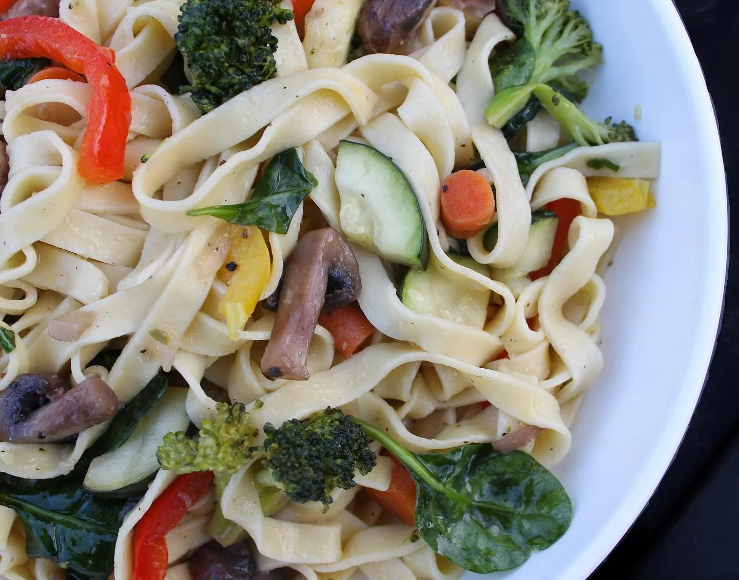 Have a medley of summer veggies and tired of the usual salads? 🧑&zwj;🌾🧑&zwj;🍳 Try pairing a veggie saut&eacute; with your favorite fresh pasta! 

🥦Flavorful 🍅 Colorful 🥕 Fun 🫛