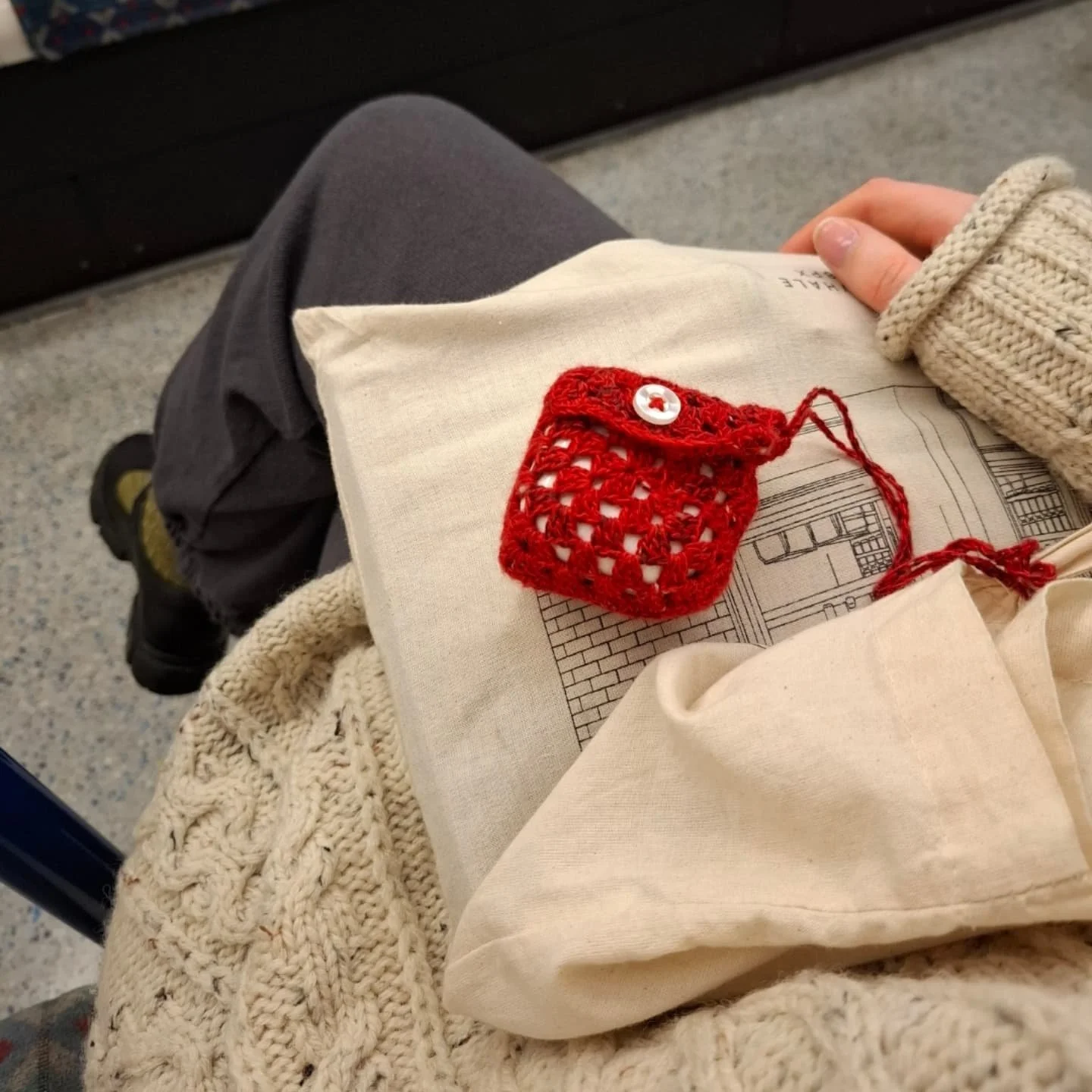 Everyday outfits with my mini crochet earphone case 🌹

Always attached to my tote bags for the quickest access and a lil pop of red

&bull;
&bull;
&bull;
&bull;
&bull;
&bull;
&bull;
&bull;
&bull;
#crafts #crochetersofinstagram #crochetaccessories #g