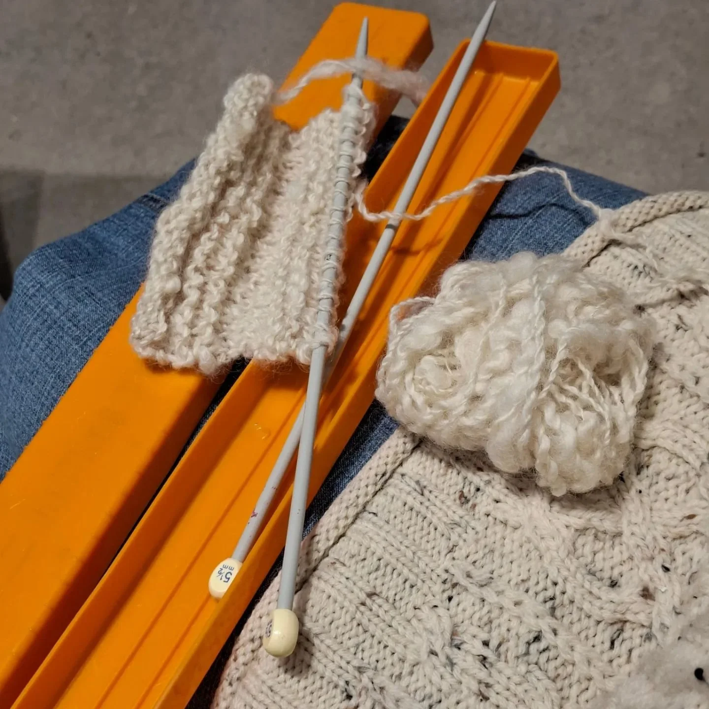 The softest wool in a test swatc of my first ever drop spindle yarn and I can't wait to make more

Wool from @fernhillfibre 🐑
Hand spinning techniques from @laralotextiles 🧶

&bull;
&bull;
&bull;
&bull;
&bull;
&bull;
&bull;
&bull;
&bull;
&bull;
&bu