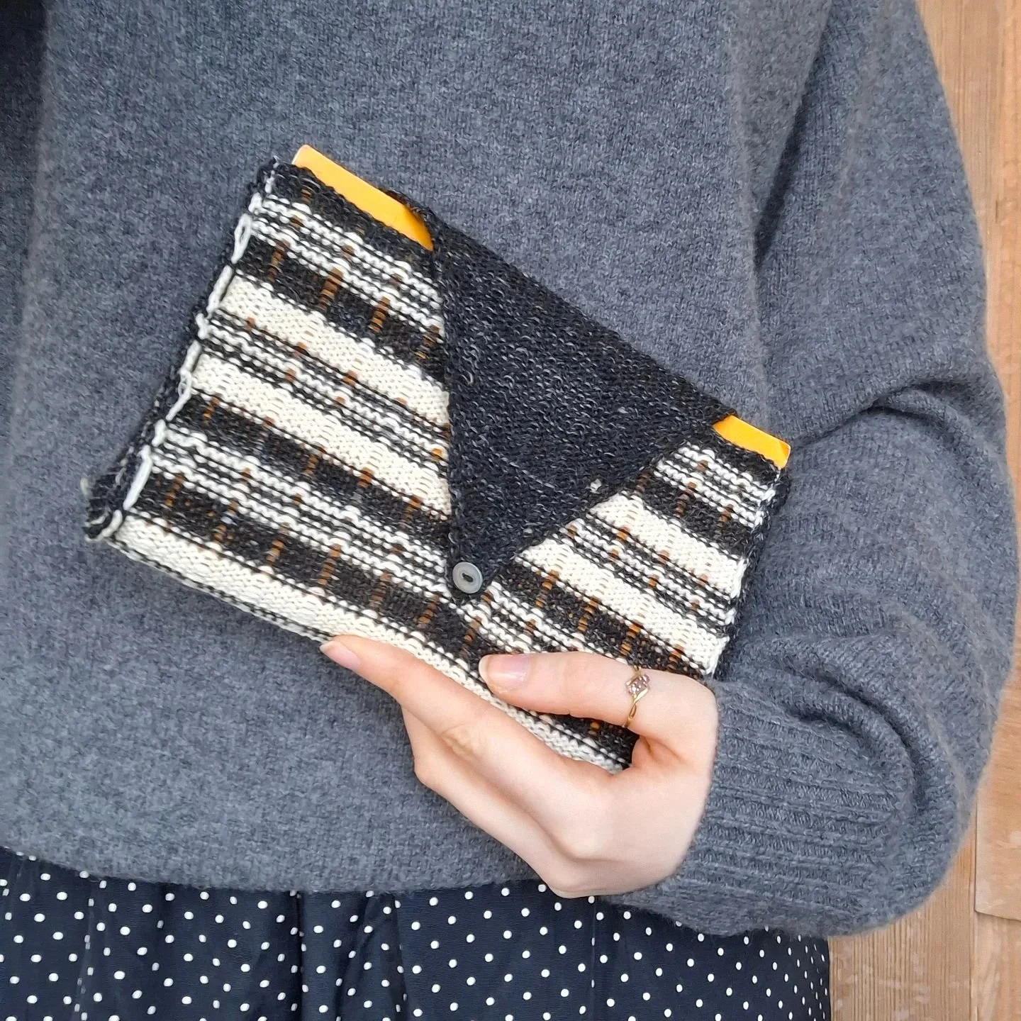 A cute book holder made for the lovely @xoemyat birthday a couple of months ago 🤍🖤🤍

Knitted in fully deadstock yarns in white cotton and marled black wool horizontal stripes, with laddered vertical stripe details!

Customs always available to gif