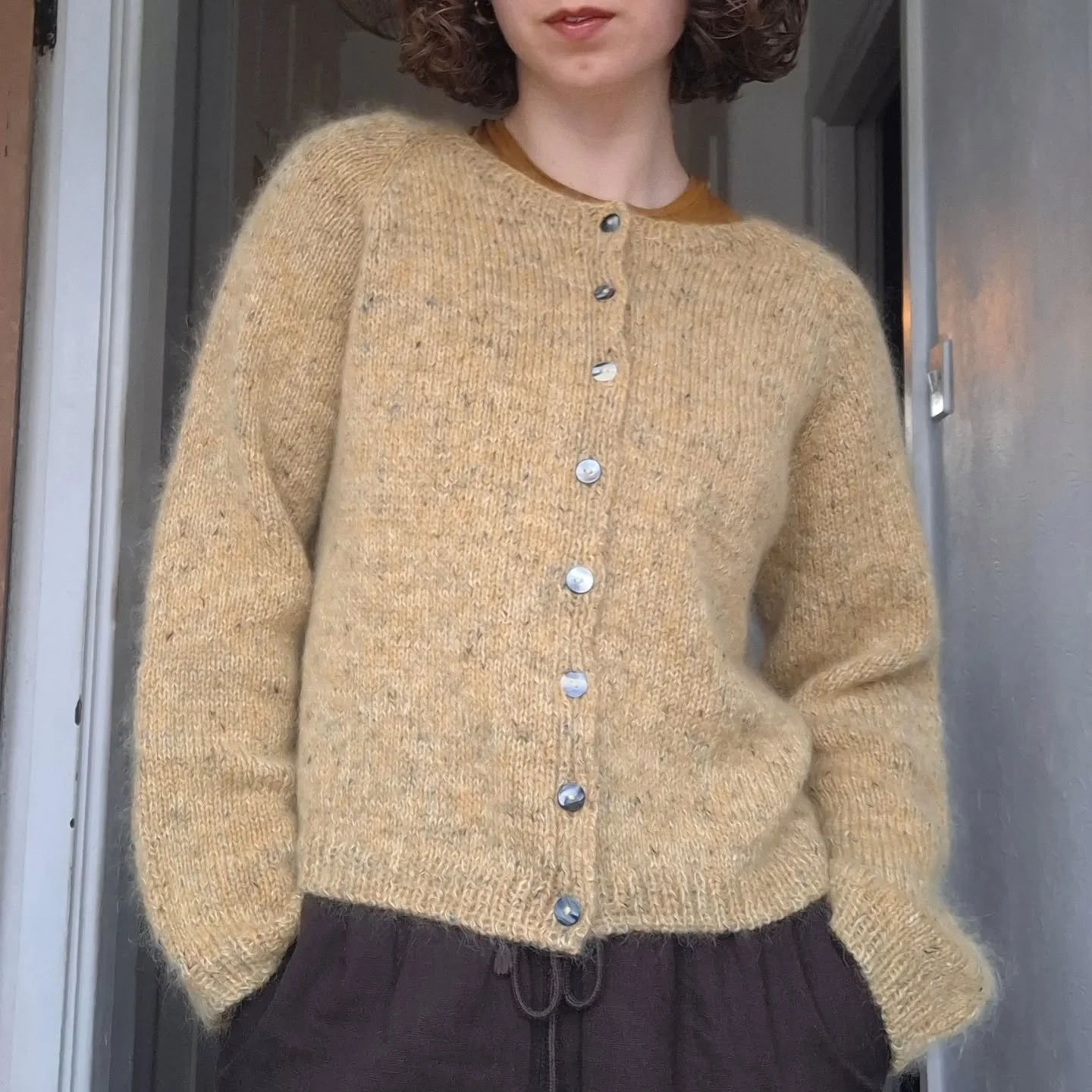 My new knitted baby ♡♡♡

I've been wearing it non stop after 4 months of work and im so happy with the colour, fit and how comfy it is!

Pattern is the Copenhagen Cardiagn from @petiteknit
And tweed yarn from @rowansyarn held double with a strand of 