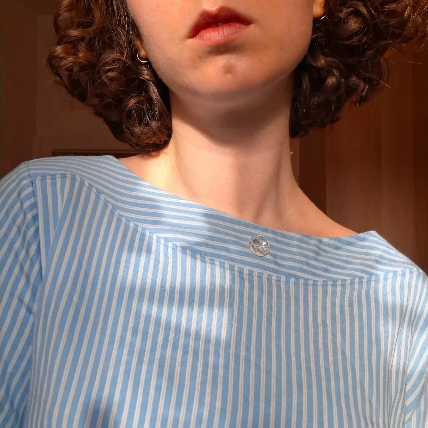 Mend a second hand top with me 🪡

I brought this top with a small stain by the neck and a tiny hole at the back where a label had been punched through.

I thought these two precious vintage buttons would work perfectly to cover and protect the top f