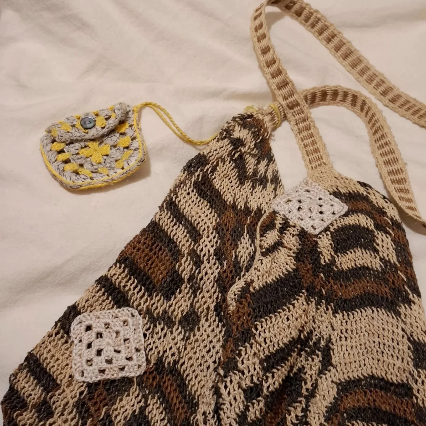♡ This year I will add granny squares to everything I own ♡

One of my favourite second hand bags started to get some rips in the weave so I wanted to reinforce it and stop the rips from growing bigger.

And if more holes continue to develop, I can p