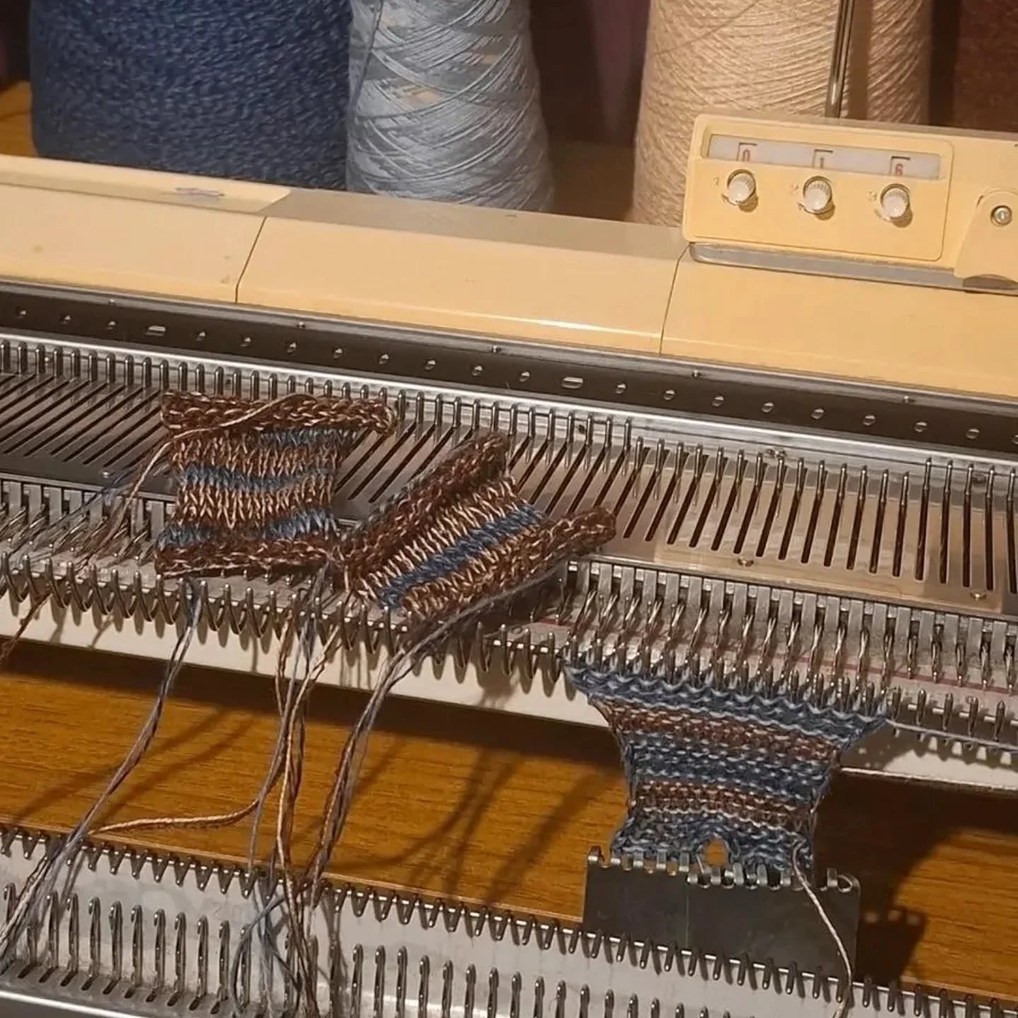 Patches patches patches ◇◇◇

Cover your clothes with patches of colour, stripes and intricate patterns

Machine knit and hand crochet, made with wool and cotton yarns

#knitrepair #grannysquare #knitwearpatches #textiledesign