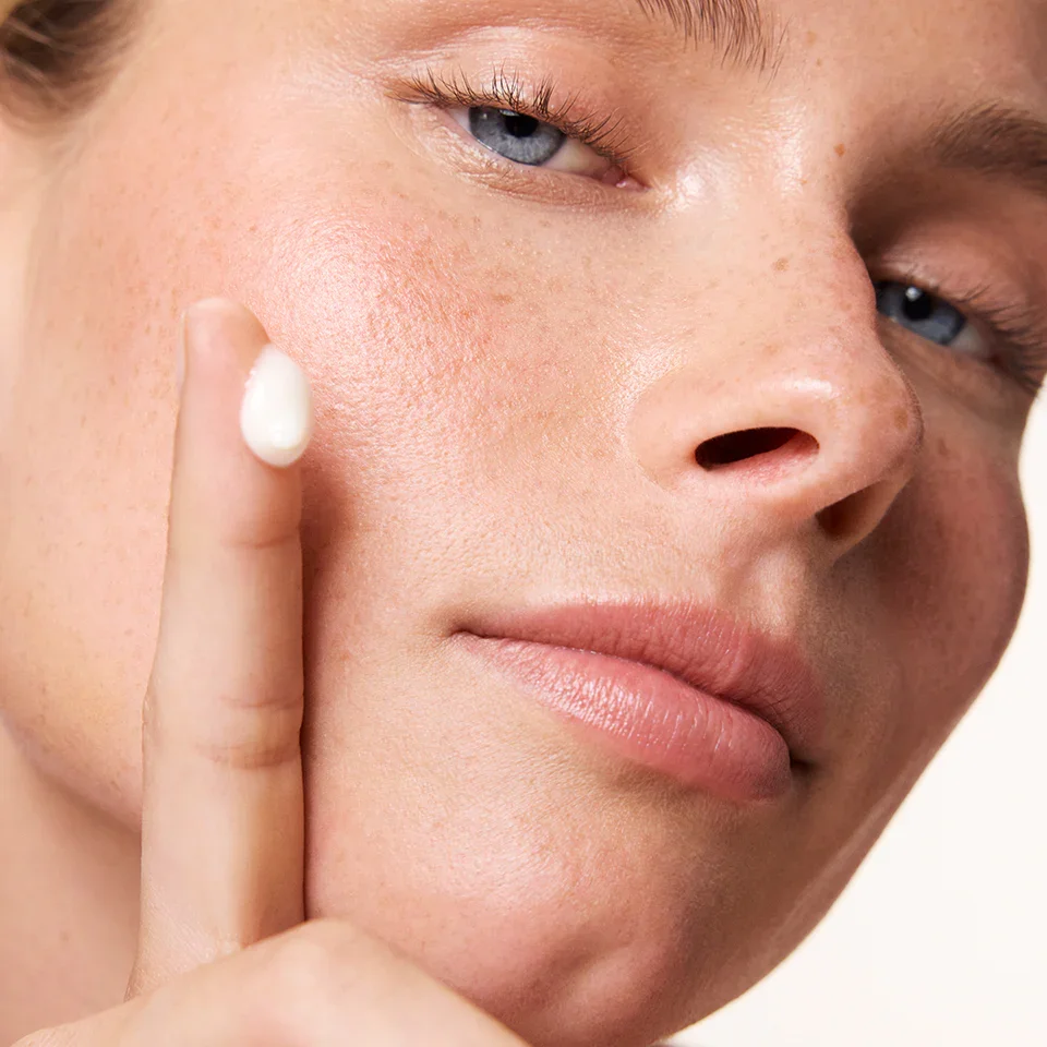 Clearing_Moisturiser_Model_960x960_9c46dc2f-5bf3-444f-9993-b44aaef03b03_1920x.webp