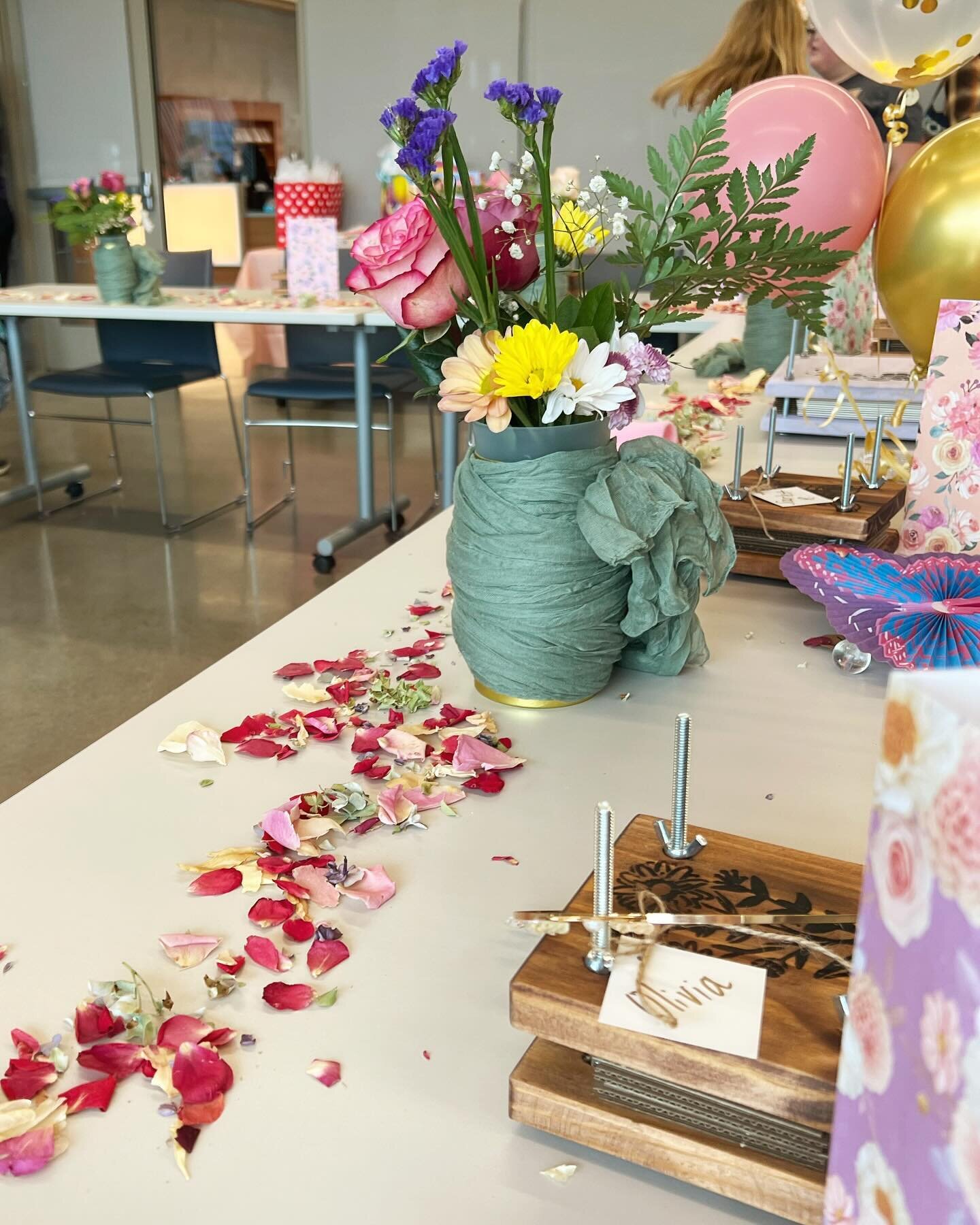 This past Sunday I had the honor of hosting an 8 year old&rsquo;s birthday party!! 💐💐💐 

I had no idea what to expect as this was my first event ever  and it went so well! We first spent time taking apart fresh flowers to press then we pulled out 