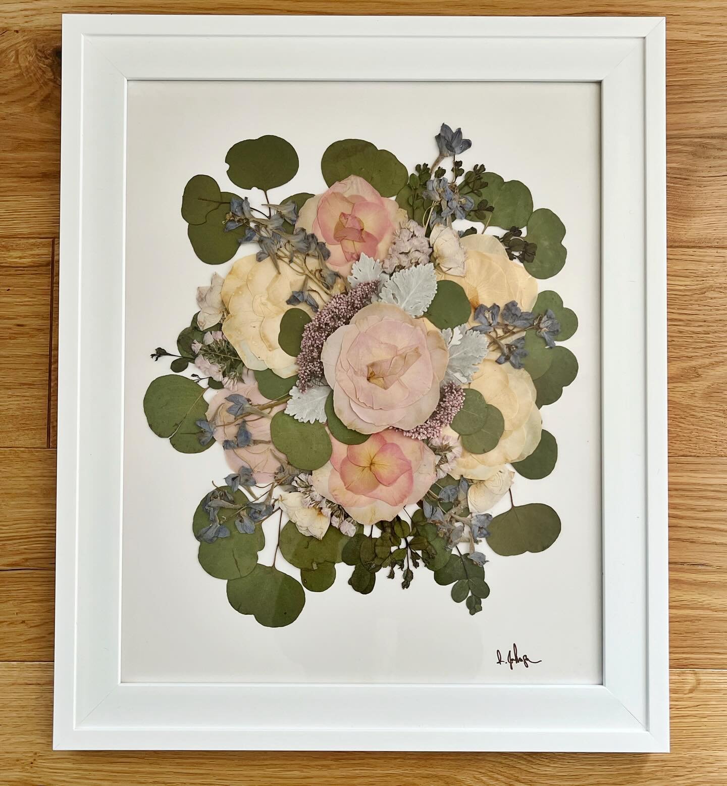 Kicking off summer 2024 with this beauty 😍 all the way from Texas and back 💕 I love getting flowers from my home state! 

Frame: standard 16x20 

#flowerpress #flowerpreservation #pressedflowers #pressedfloral #pressedbouqet #bouquetpreservation #f