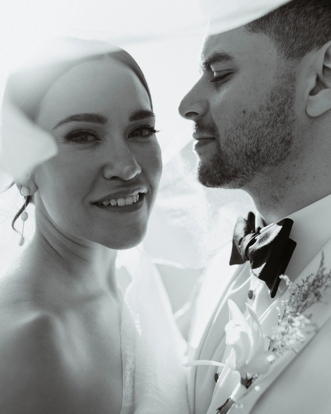 Sunshine, laughter, and a lucky dip ring bearer — Tess & Christian’s @blue_wren_farm wedding had all the right energy. Unscripted, joy-filled, and full of heart.
They married under spring blossoms, with the first buds breaking on the