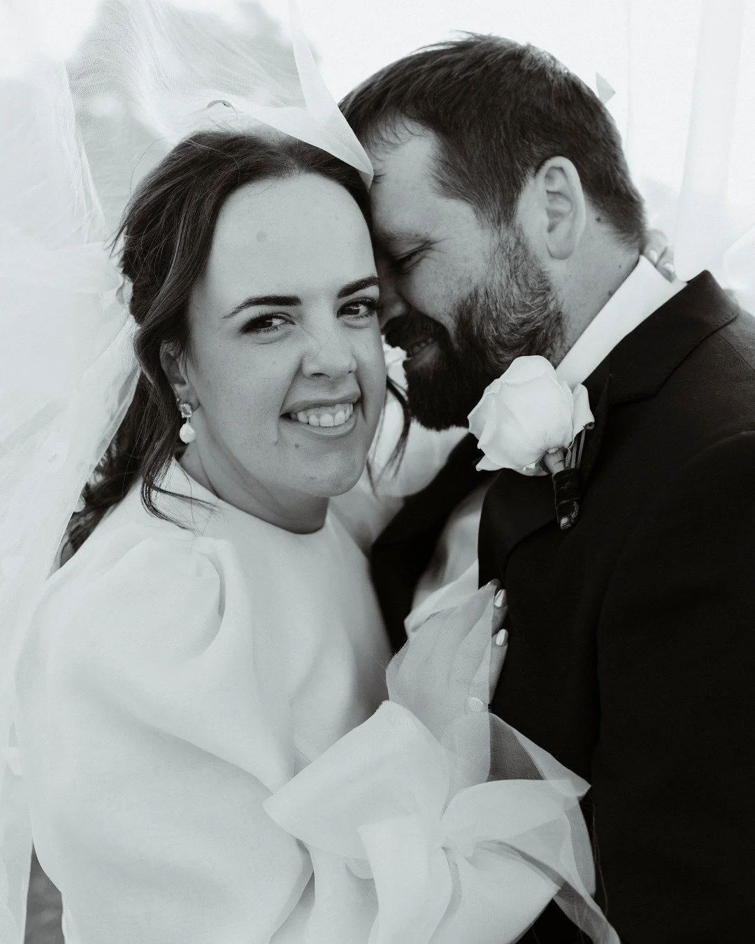 Golden hour on the deck, cocktails in hand, and portraits in the soft light by the homestead &mdash; Bec &amp; Josh&rsquo;s @mayfieldvineyard wedding felt straight out of a film.

Wild, sculptural florals by @botanicalartclub, a feast by @unionbankor
