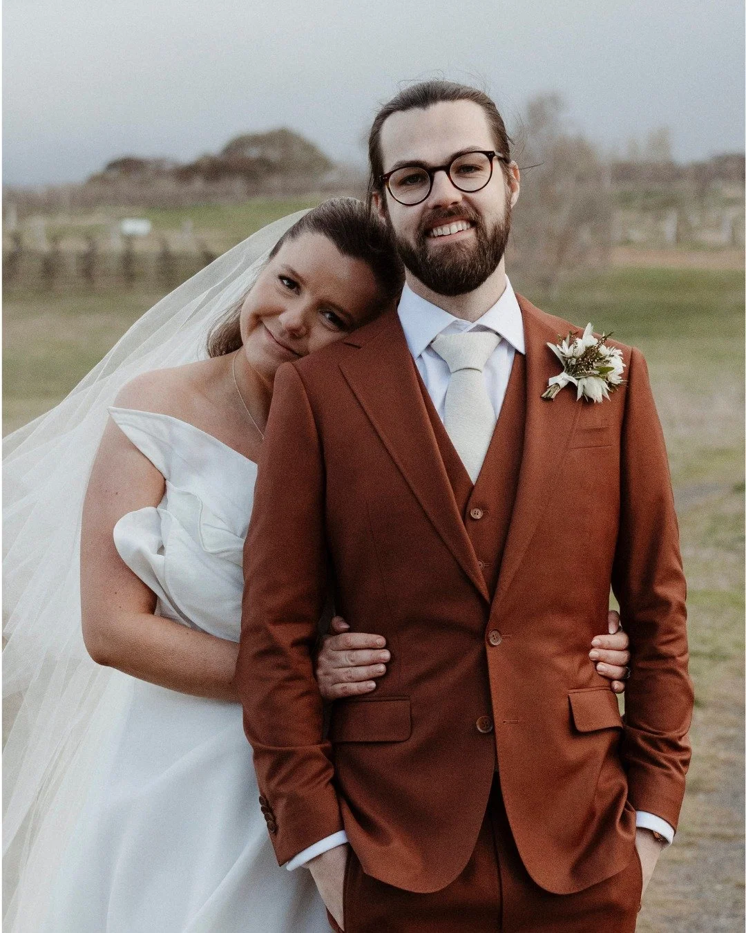 Rain, laughter, and epic dresses &mdash; Hannah &amp; Tom&rsquo;s @mayfieldvineyard wedding was cinematic from start to finish.

Hannah in @heracouture and @janehillbridal, bridesmaids in @shona_joy, groom &amp; groomsmen in @theodoresuits. Hair by @