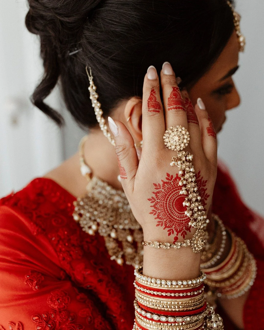 A weekend that had everything:
✨ colour
✨ chanting + Sanskrit
✨ laughter
✨ friends &amp; family from far and wide
✨ two ceremonies
✨ and THE FOOD

Shinal &amp; Sam&rsquo;s three-day celebration at Mayfield Vineyard was joyful, intentional and complet