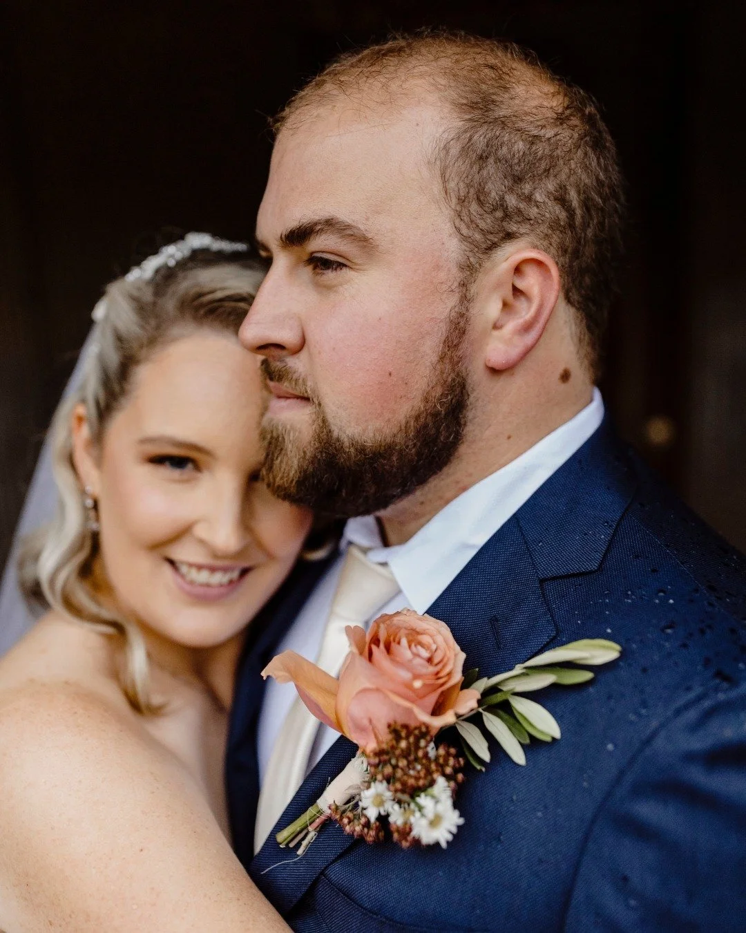 Liz and James&rsquo; @philipshawwines wedding was pure magic &mdash; even with the rain! ☔ Their vows were exchanged in the cozy barrel room, surrounded by bubbling fermenting wine barrels, creating the most intimate, romantic setting. 🍷
When the cl