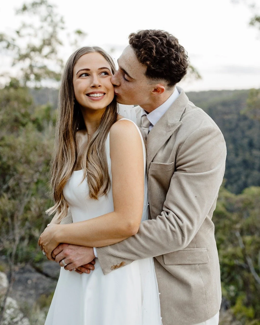 A Blue Mountains garden wedding full of colour, music, and joy 💛
Brianna &amp; Jeremy&rsquo;s backyard celebration in Springwood was bursting with laughter, DIY details, heartfelt vows, and homemade treats. Friends and family filled the day with son