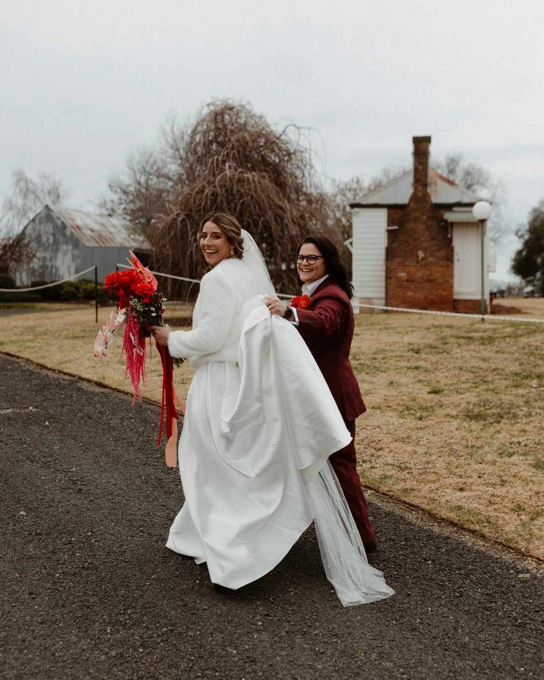 Lisa &amp; Alex&rsquo;s @rowleewines wedding was full of unforgettable moments!

From a rock-paper-scissors showdown to decide vows, to cozy firepits and glasses of red wine, every moment was joyful and real. Vendors: catering @aranciapizza, music @l