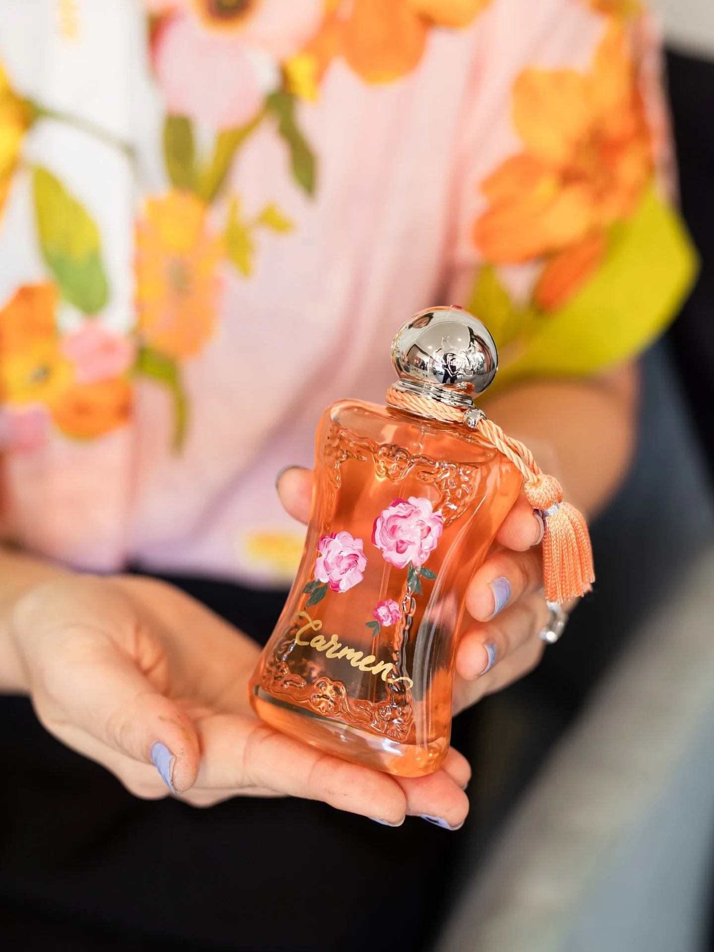 🌹Perfume Painting for @parfumsdemarly, to celebrate their new fragrance Athenais 🧡

While guests enjoyed a fancy Four Seasons high tea - their bottles were getting a makeover right outside. Roses were painted onto the bottles, as well as personalis