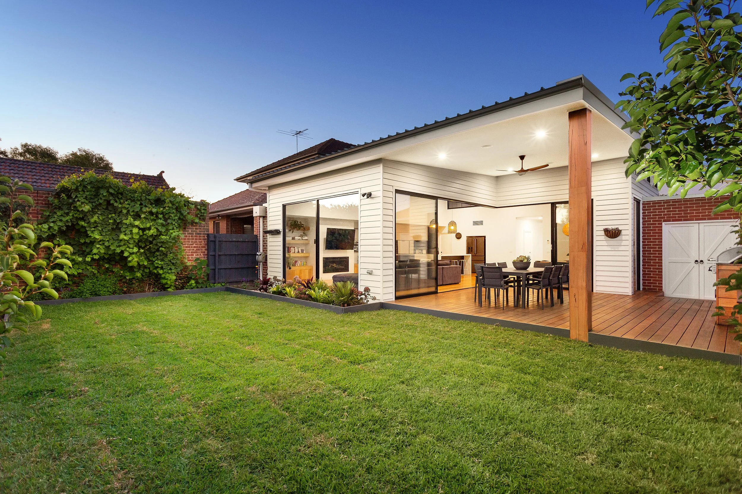 ALFRESCO LIVING DECKING PERGOLA OUTDOOR KITCHEN