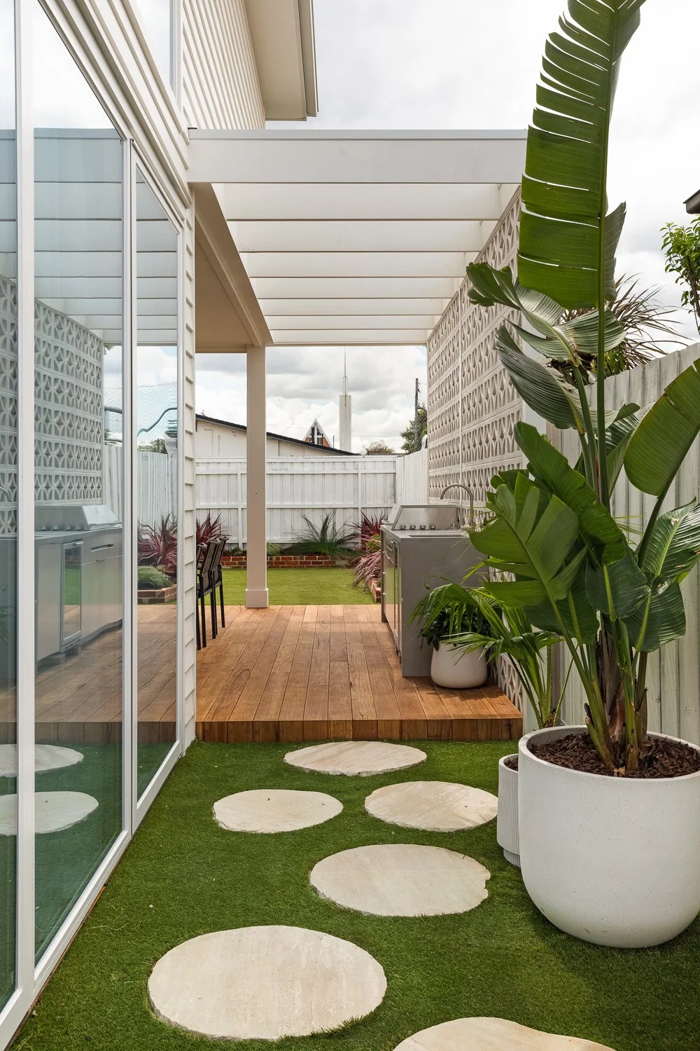 ALFRESCO LIVING DECKING PERGOLA OUTDOOR KITCHEN