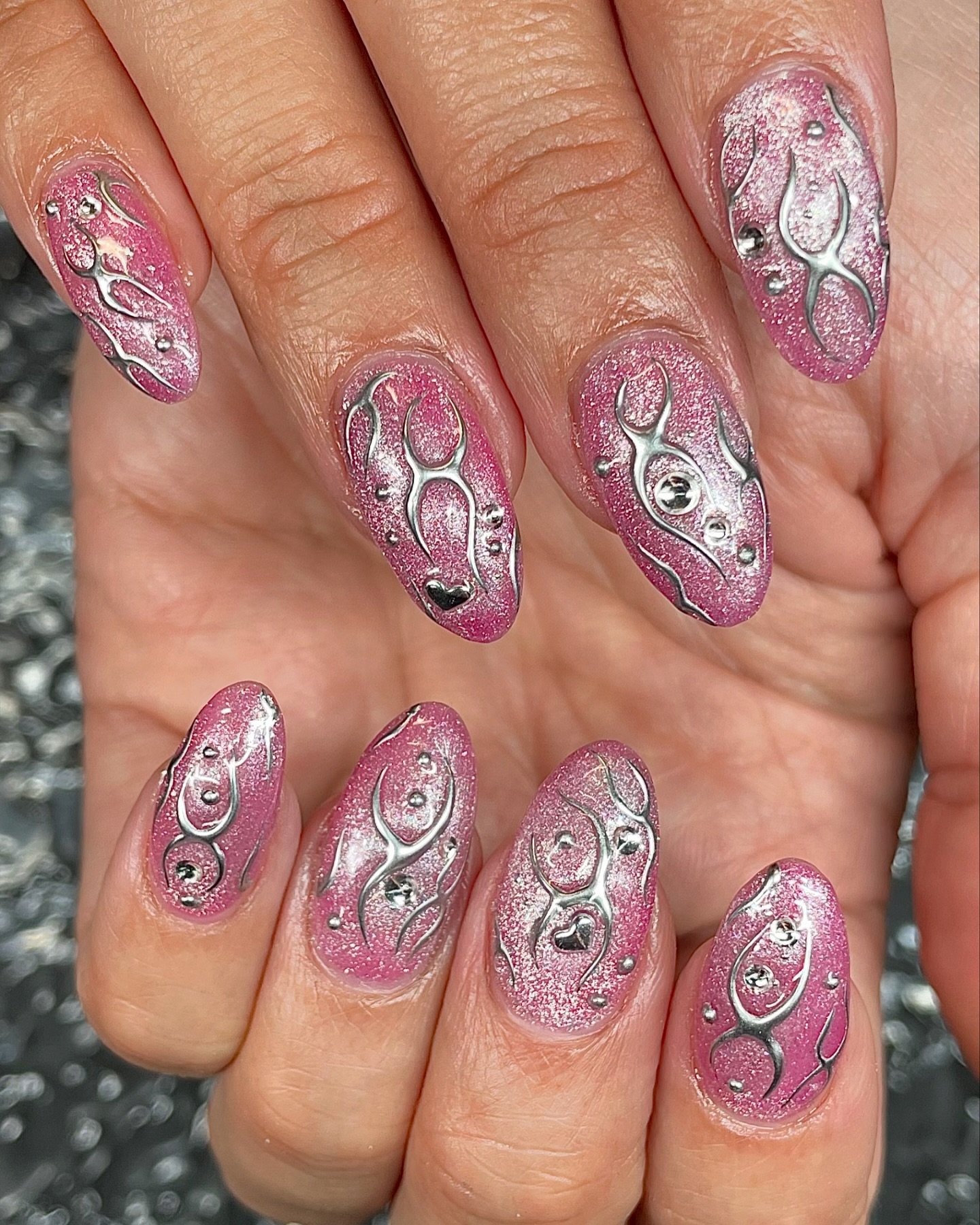 *having issues with ig&rsquo;s upload quality after update*
Magnetic gel under chrome detail with some fun raised shaped 🌸40min nailart