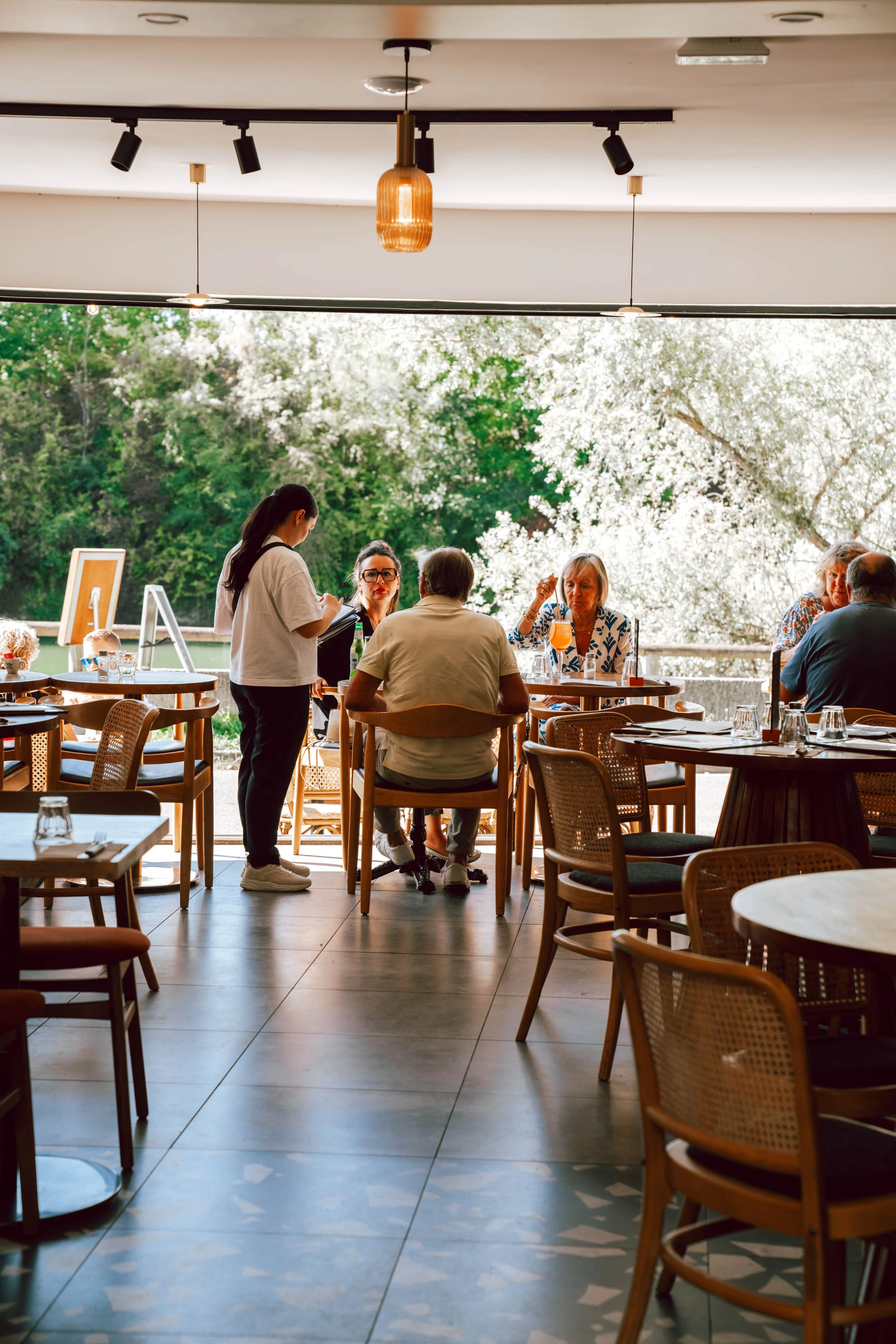 Restaurant avec terrasse au bord de  Marne