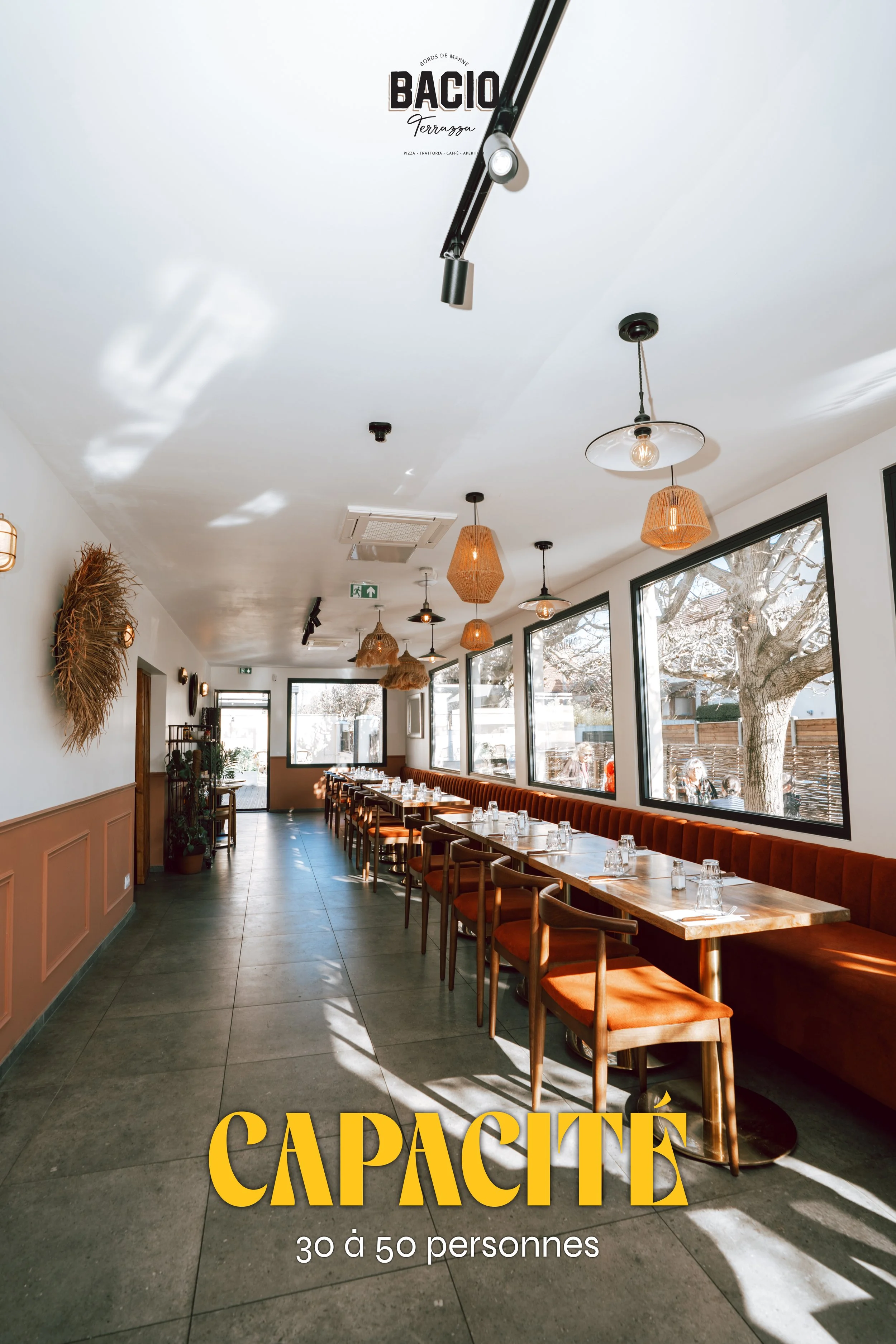 Intérieur d'un restaurant lumineux avec grande fenêtre, tables avec assiettes et verres, luminaires en rotin suspendus, décor naturel, et texte annonçant la capacité de 30 à 50 personnes.