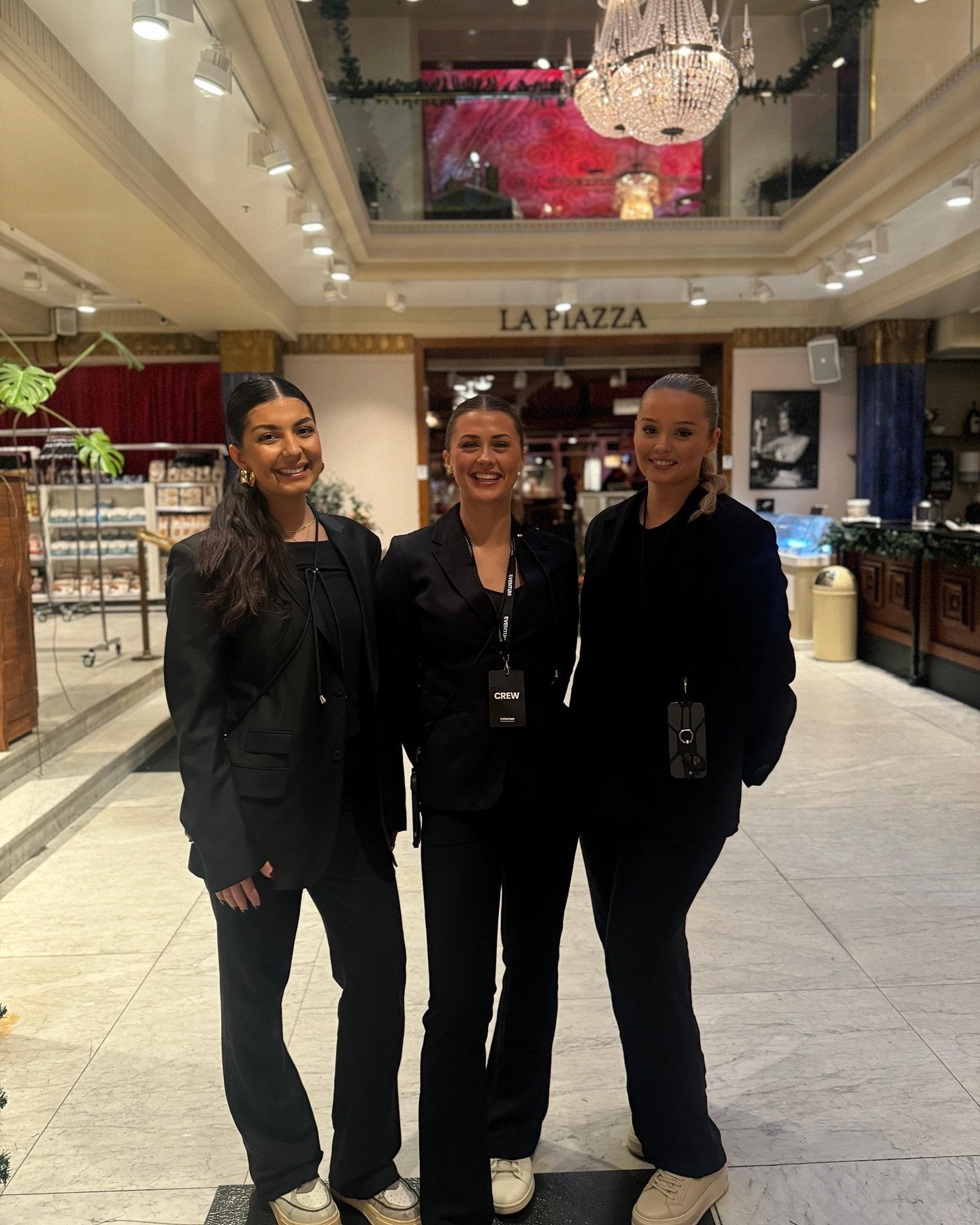 Tre av v&aring;ra fantastiska Talento-stj&auml;rnor under ett utav v&aring;ra roliga uppdrag f&ouml;r @eventum p&aring; Eataly i Stockholm! 
Beh&ouml;ver du ocks&aring; personal till ditt event? Maila oss d&aring; p&aring;:
✉️info@talento.se