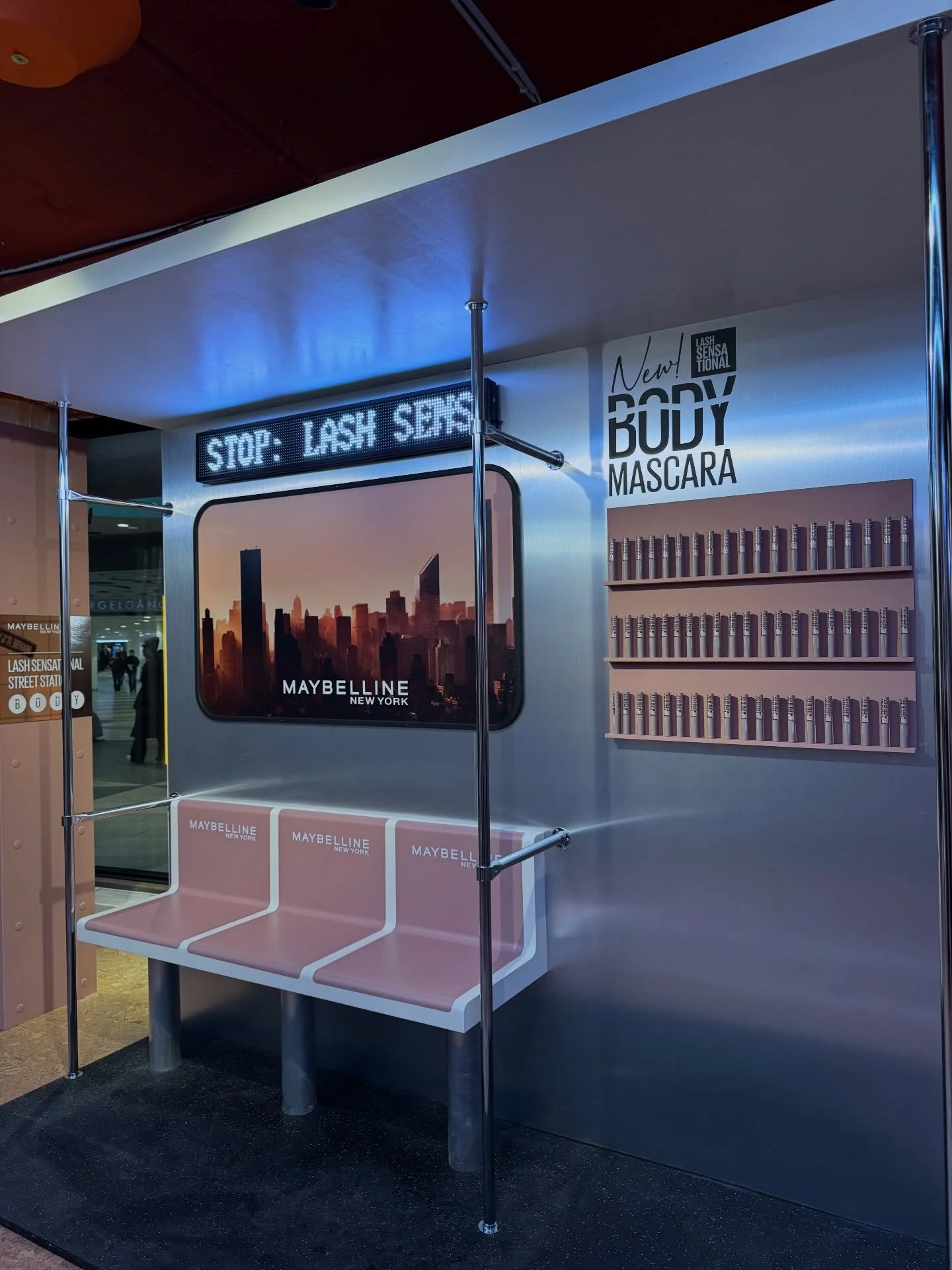 Vi blickar tillbaka till februari ✨
N&auml;r v&aring;ra fantastiska v&auml;rdinnor fick &auml;ran att bemanna Maybellines otroliga pop-up butik p&aring; uppdrag av @thenodesthlm
Swipe f&ouml;r fler bilder