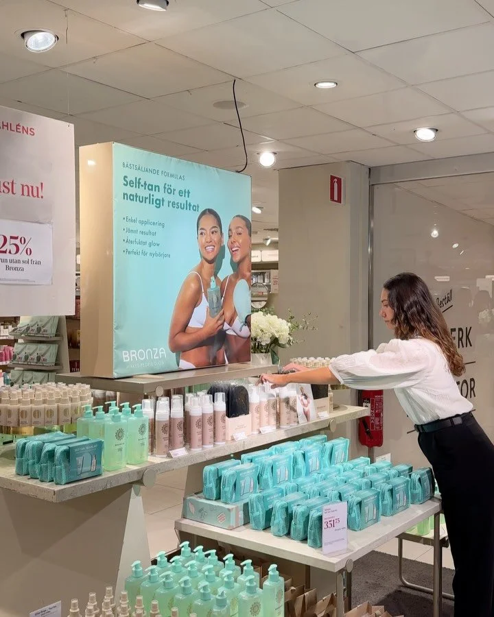 Just nu befinner sig v&aring;ra v&auml;rdinnor p&aring; &Aring;hl&eacute;ns City p&aring; uppdrag av @bronza.se

Sv&auml;ng f&ouml;rbi mellan 10-20 fram till 19 maj och f&aring; personlig hj&auml;lp med att hitta din perfekta self tan-rutin och dina 