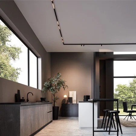 Moderne kjøkken med store vinduer, barstoler, en liten hage og minimalistisk innredning.