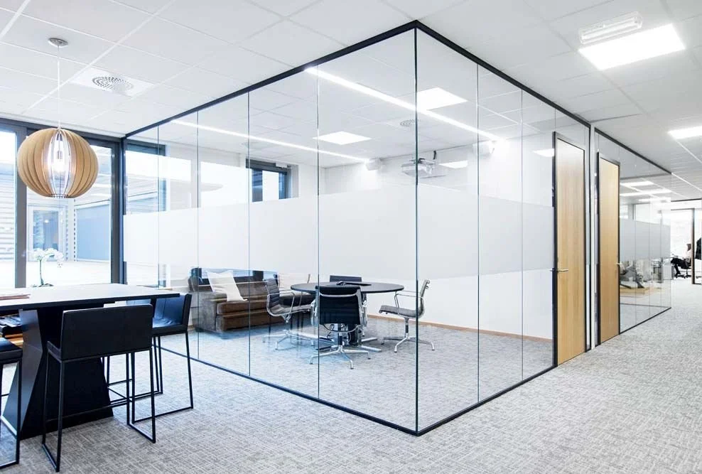 kontor med glassvegger og kontormøbler