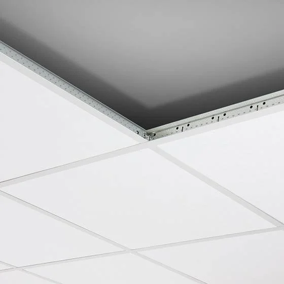 Tak med innfelt lysehvite takplater og metallramme.