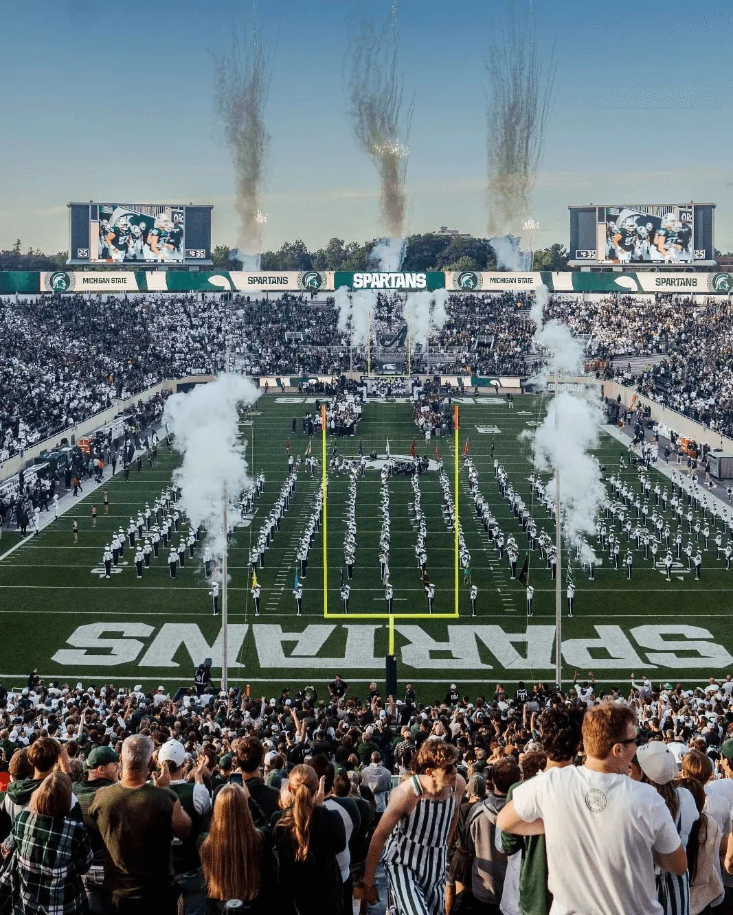 A sports atmosphere like no other 🇺🇸 

Colleges in the U.S. take their athletics very seriously, which makes for an incredible atmosphere at sporting events.

 📸 @msu_athletics