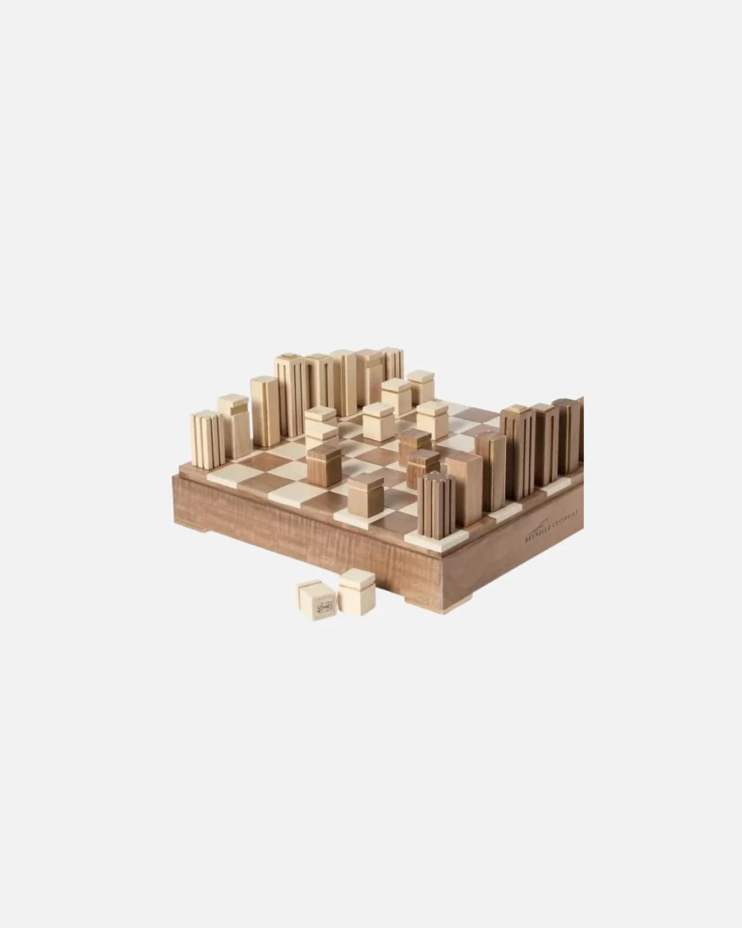 A timeless game, beautifully dressed. ♟️✨
Brunello Cucinelli brings its philosophy of understated luxury to the chessboard. Refined, tactile, and quietly sophisticated, the set transforms a strategic game into an elegant object made to be displayed a
