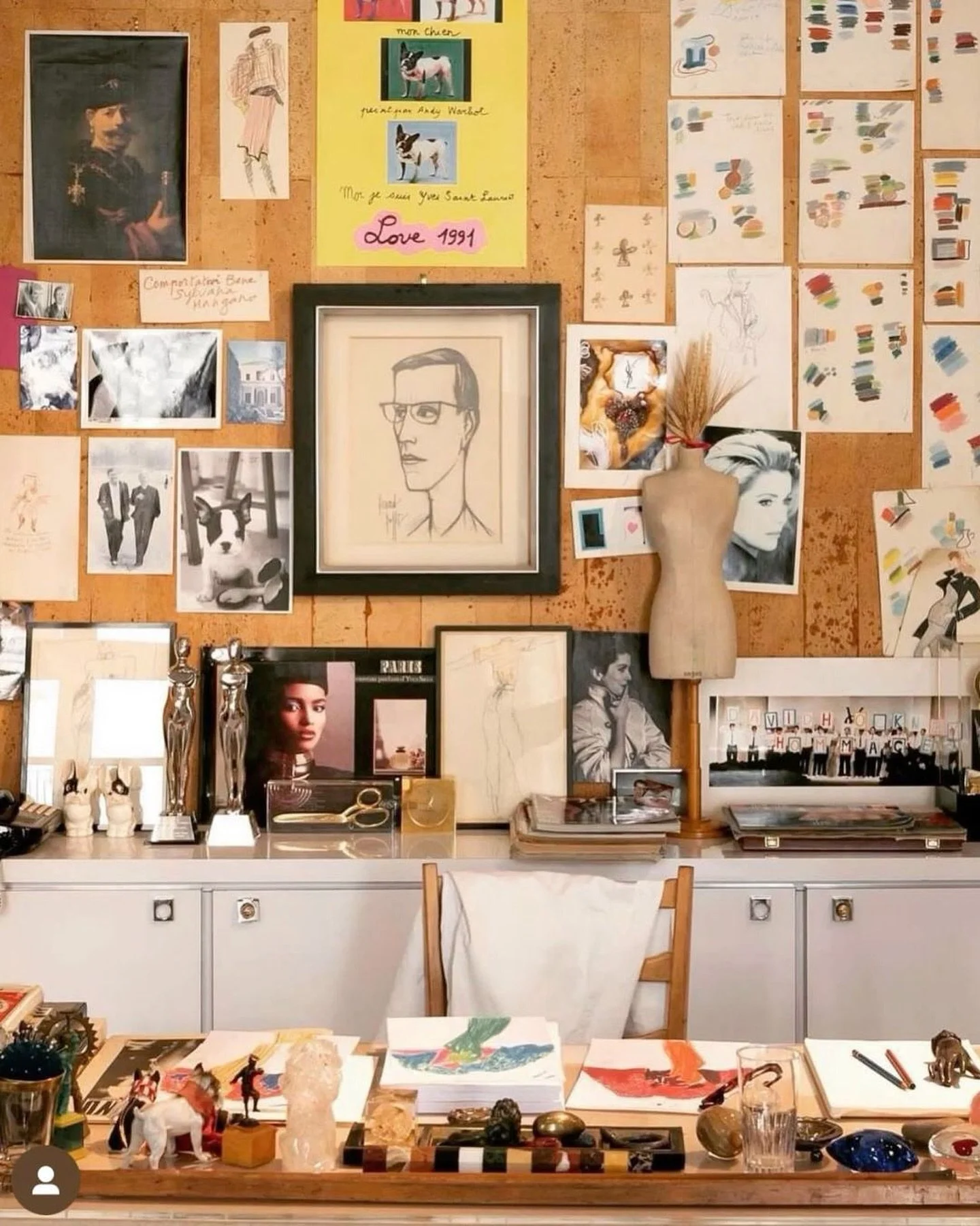 Le bureau &agrave; la maison n&rsquo;est pas n&eacute; avec la Covid&hellip; Avant la r&eacute;volution industrielle travailler de chez soi, c&rsquo;&eacute;tait plut&ocirc;t la norme, les professions lib&eacute;rales et de nombreux marchands travail