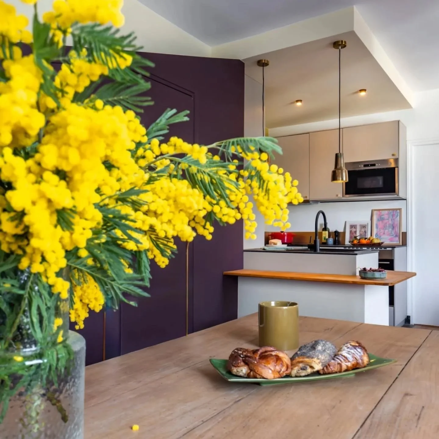 Un dimanche matin, Rue du Poteau...
Les mimosas fleurissaient encore...
Sur la table, attendaient les viennoiseries...

Je reviendrais plus en d&eacute;tail sur ce joli projet et sa transformation radicale...#onatoutcass&eacute;...

Mais ce matin, j'