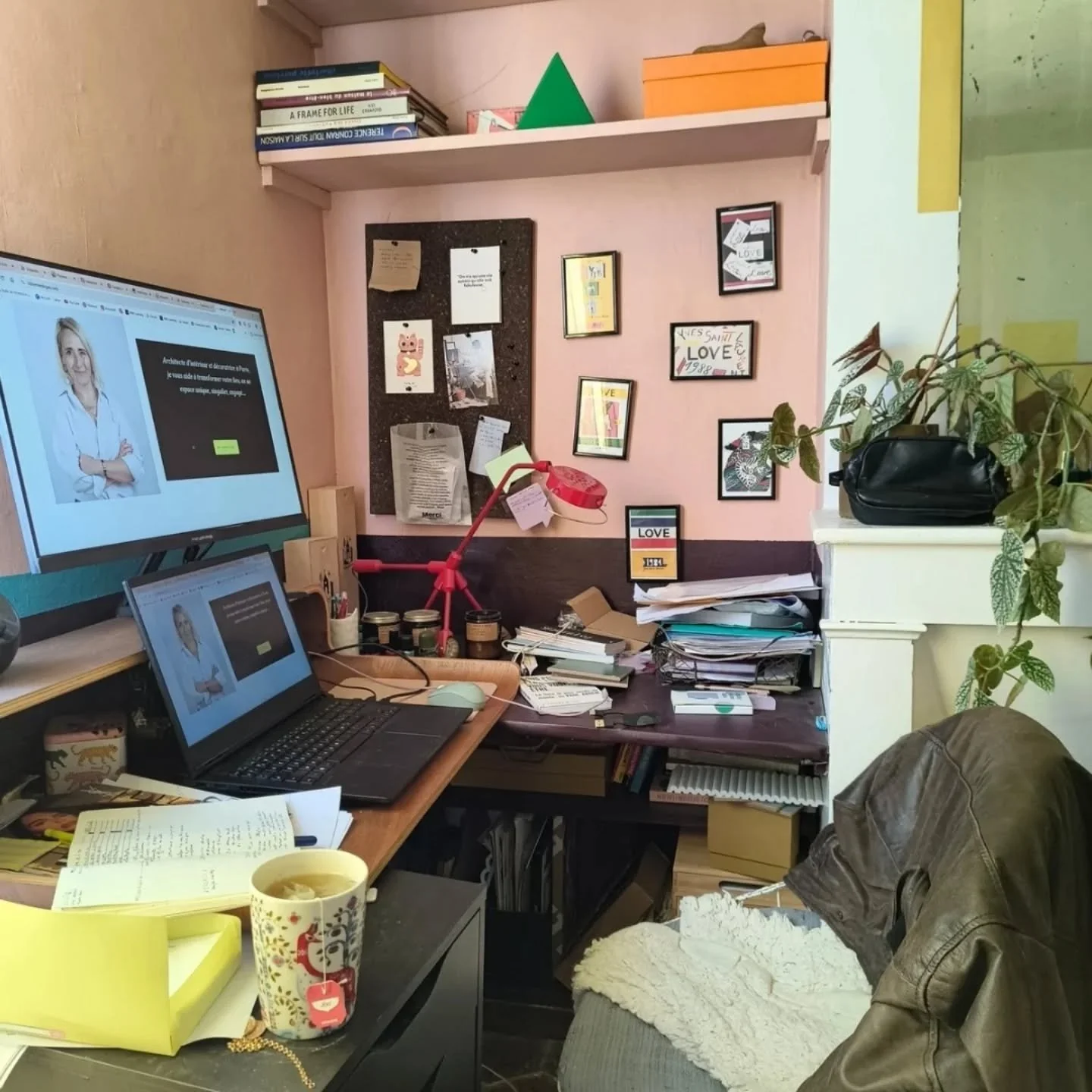 En ce moment, mon bureau, mon coin bureau m'ennuie, il me sort par les yeux .. N'y voyez aucune envie de c&eacute;der &agrave; une tendance #cluttercore, c'est juste la traduction physique d'une sorte de d&eacute;sarroi et des trucs qui s'entassent..