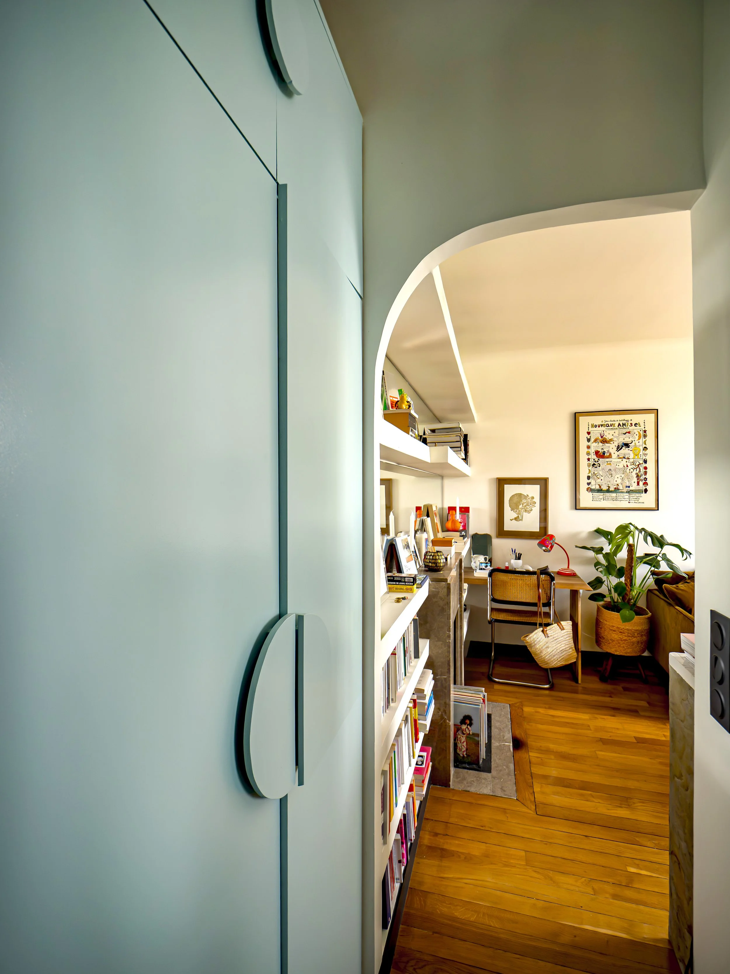 entrée - placard sur mesure - deux pièces paris - optimisation d'espace - conseil couleur - Fabienne Degals - architecte d'intérieur - rangement - photo Claire Grandnom.jpg