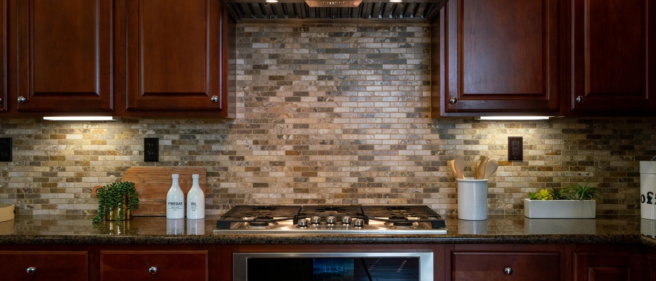 How to Choose the Perfect Kitchen Backsplash: Materials, Colors, and Patterns