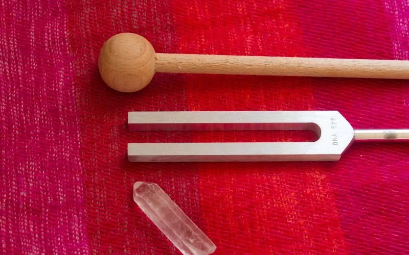 Accorder son instrument : oreille ou accordeur, que choisir ?