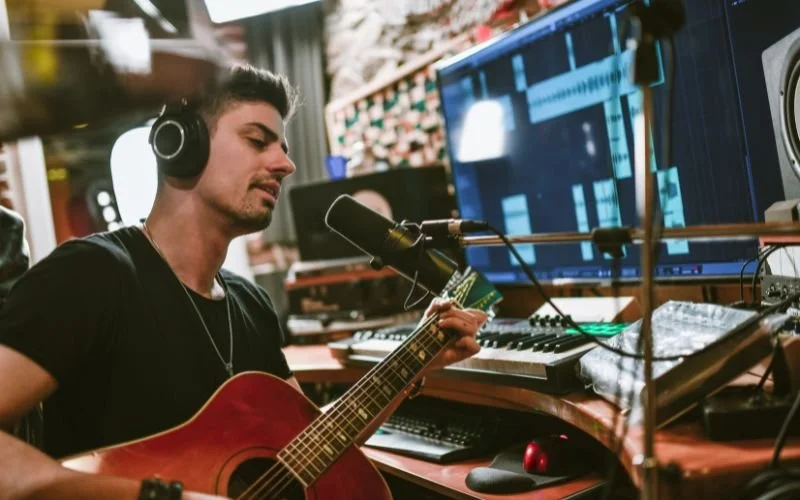 How to sing while playing guitar? Complete guide to mastering coordination