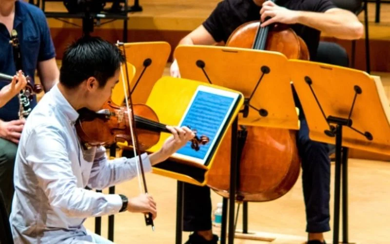 Vidéos tutos, applications et nouveaux outils : comment les réseaux sociaux ont-ils transformé l’apprentissage de la musique ?