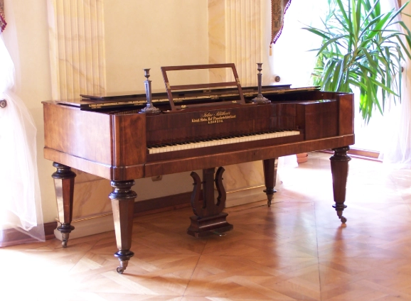 The square piano: the predecessor of the parlor piano