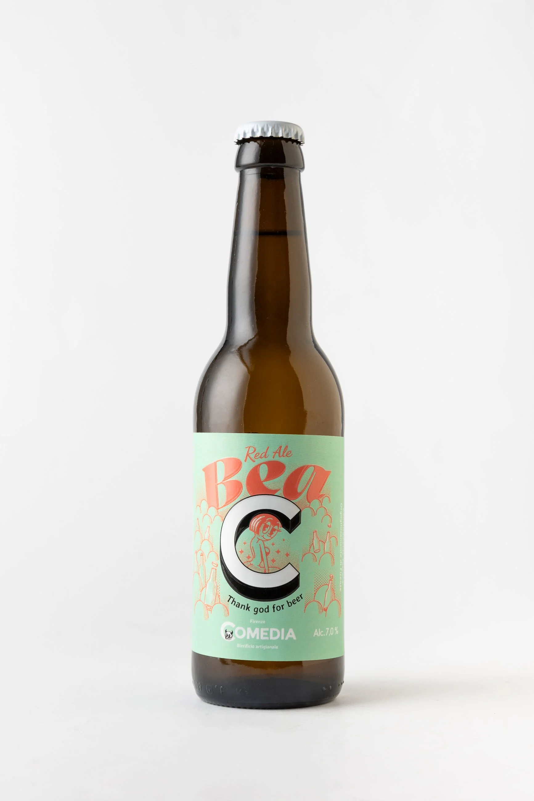 Bottiglia di birra artigianale con etichetta verde, scritta 'Red Ale Beer' e slogan 'Thank god for beer'.