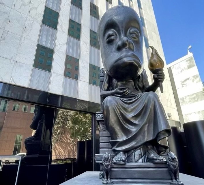 Standing at 25 feet tall,  @sanfordbiggers&rsquo; Oracle holds court over the corner of Wilshire and Glendon, @hammer_museum, LA 🌀 

Biggers&rsquo; monumental bronze sculpture was commissioned by Art Production Fund in partnership with @marianneboes