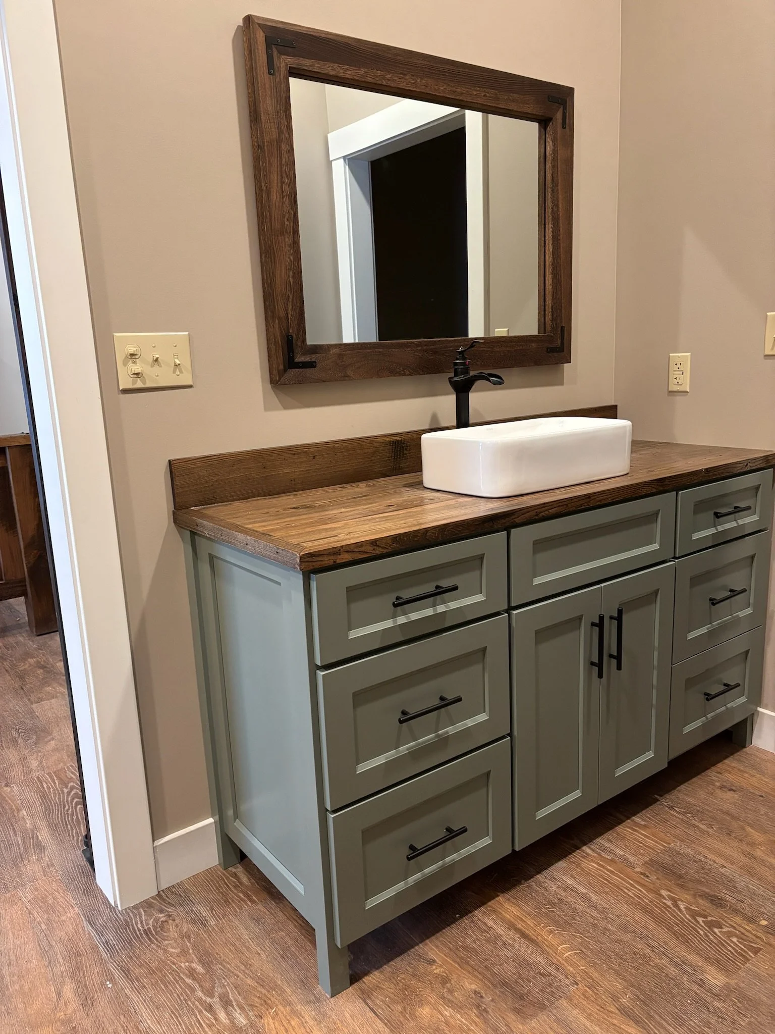 MB24_IVORY_Bathroom_Sink.jpeg