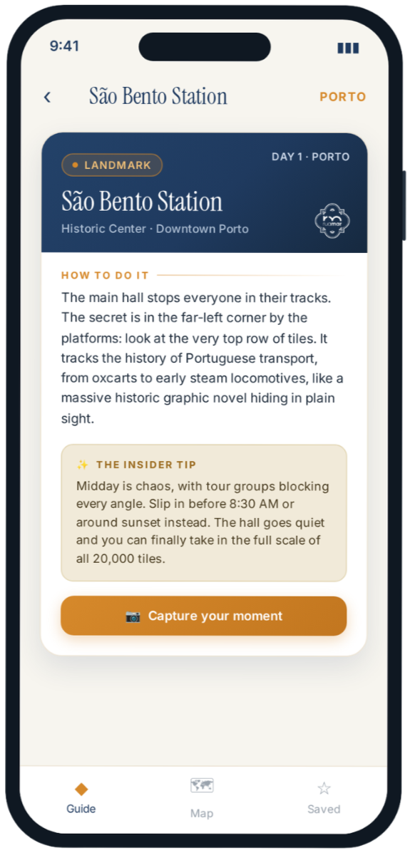 Mobile app guide about São Bento Station, highlighting its history and tips for visiting, with a button to capture a photo.